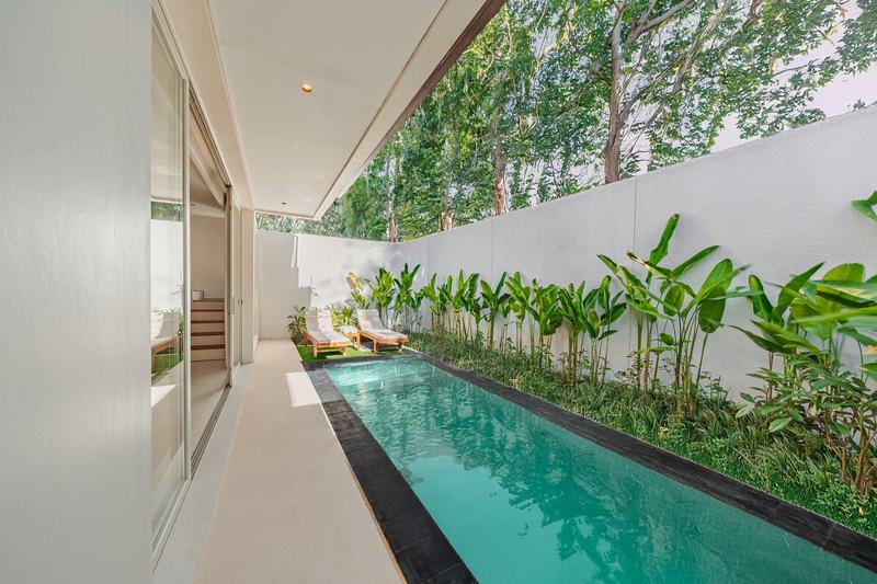 Вилла с двумя спальнями в стройке, Bingin: узкий бассейн вдоль сада