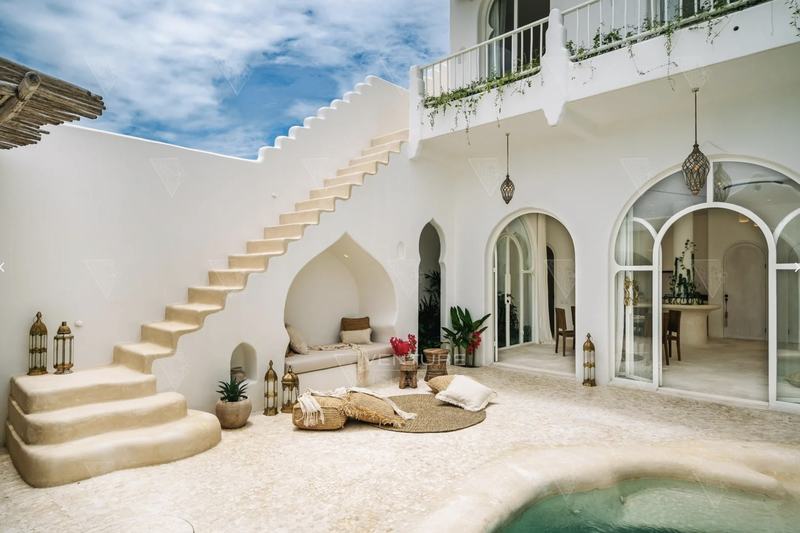 Casa Kayana: двор с лестницей на крышу и зоной отдыха у воды — фото