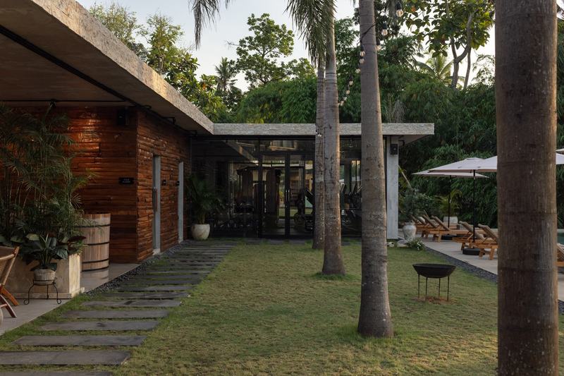 Hidden City Ubud: внутренний двор с пальмами и лаунж-зоной
