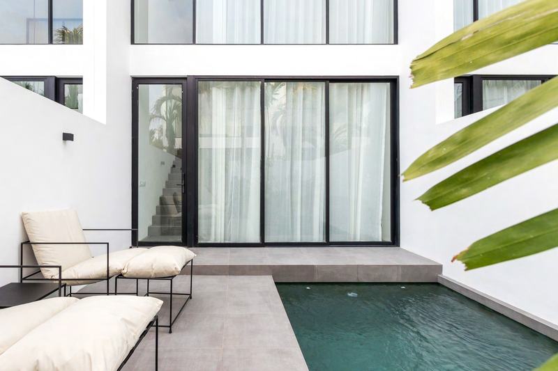 The Leo Villas · Villa III: бассейн и терраса у виллы