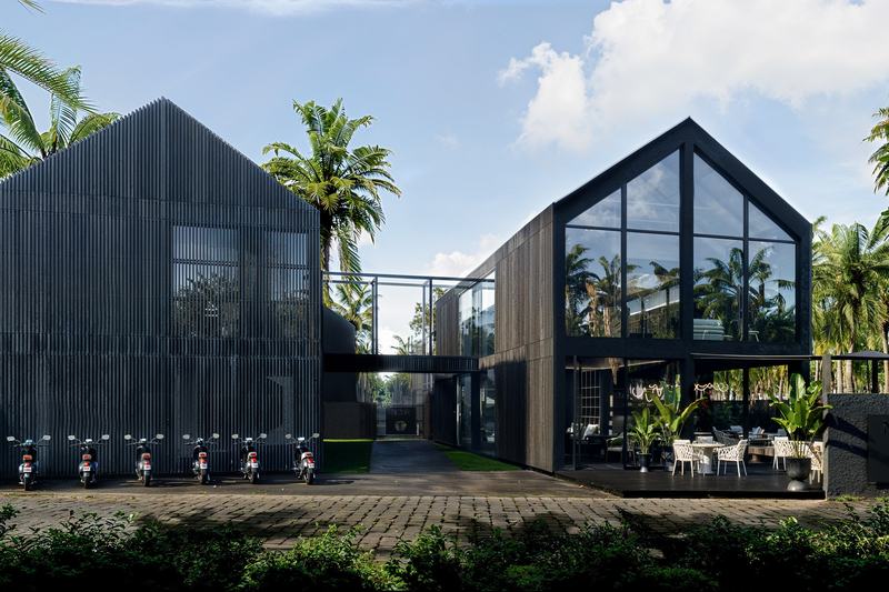 Noir Ubud: фасад виллы с двускатной крышей и панорамным остеклением — рендер
