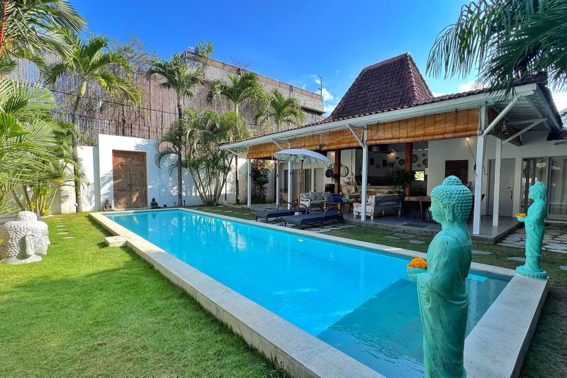 Вилла с четырьмя спальнями в Seminyak: бассейн и дом с яванской крышей