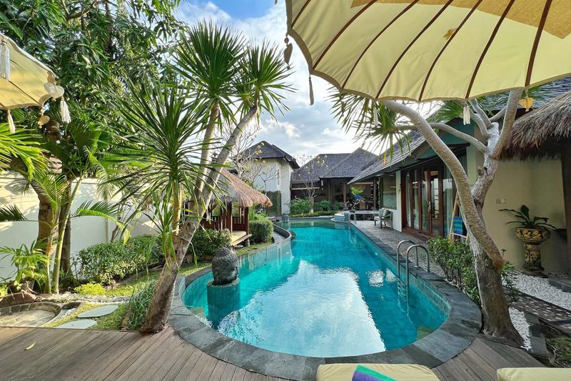 Вилла с шестью спальнями в Seminyak: бассейн в саду