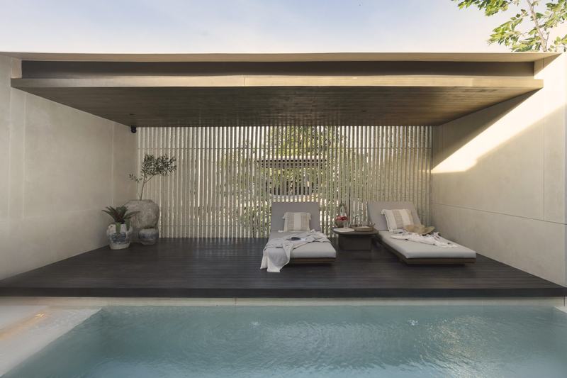 The Ease Canggu: бассейн виллы с лежаками