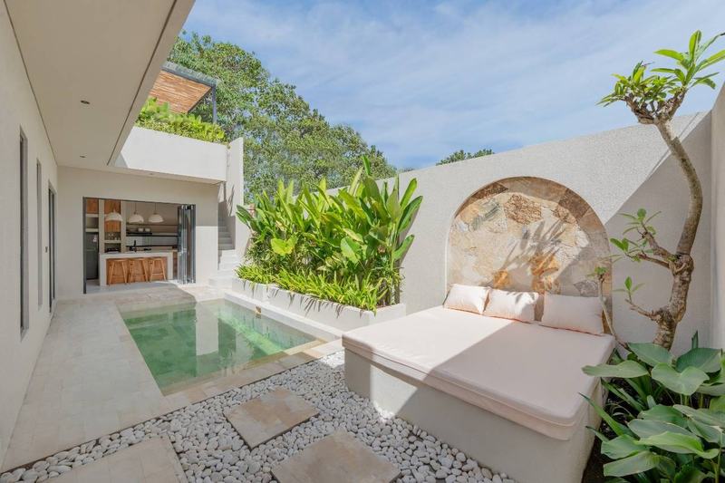 Вилла с двумя спальнями в Uluwatu: дворик с лежанкой