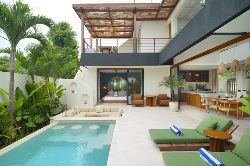 Вилла с тремя спальнями в Uluwatu: бассейн, гостиная и терраса второго этажа