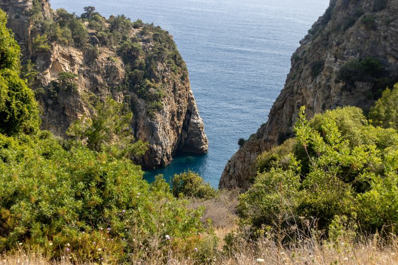 Скалистое побережье Турции с видом на море