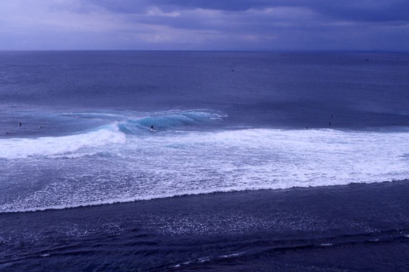 Волны у скалистого берега Uluwatu