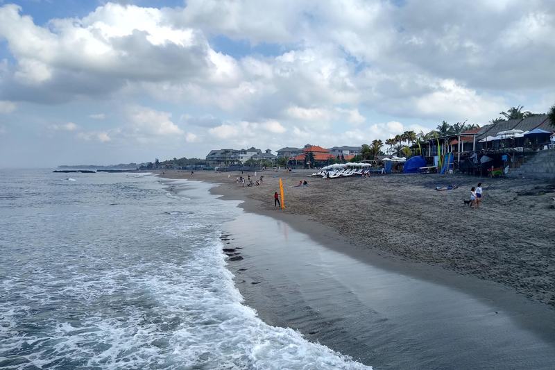 Пляж Canggu и линия домов вдоль берега