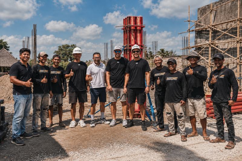 Команда Rise Real Bali на стройплощадке